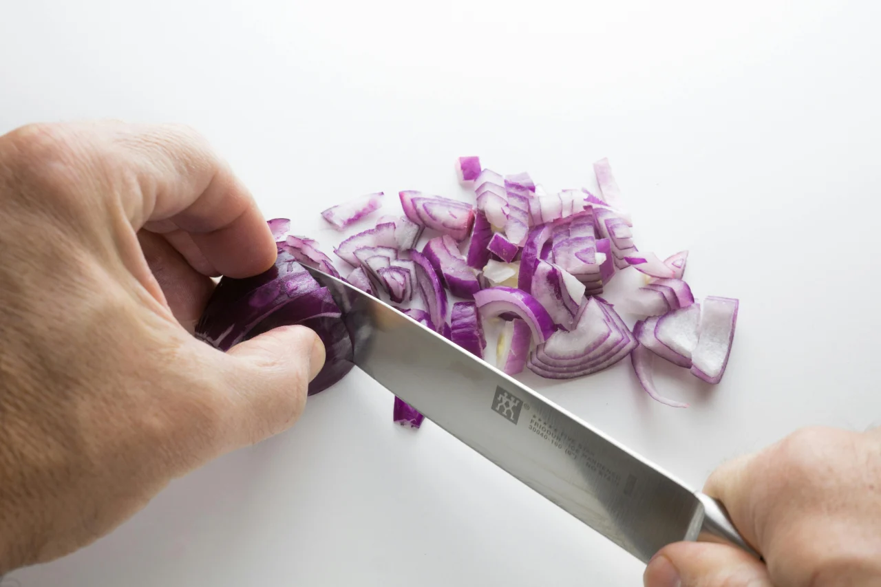 Astuce de pro : l’art de ciseler un oignon sans pleurer